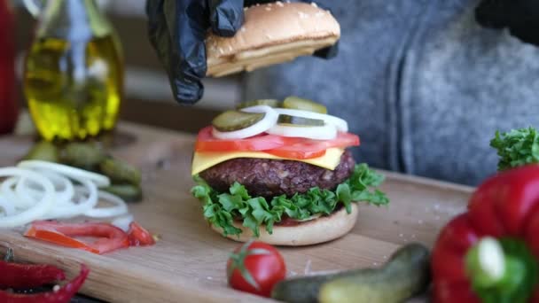 Making Burger Τοποθέτηση Του Δεύτερου Μισού Του Ψωμιού Τελειώνοντας Σάντουιτς — Αρχείο Βίντεο