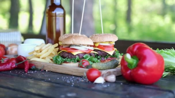 Cheeseburger Serviert Mit Pommes Auf Einem Brett Freien — Stockvideo