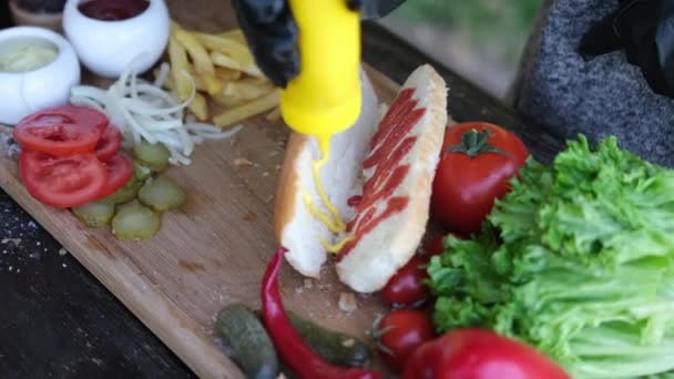 Making Hotdog Γυναίκα Ρίχνει Μουστάρδα Ψωμάκι — Αρχείο Βίντεο