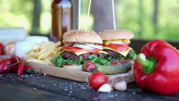 Чизбургеры Картошкой Фри Доске Открытым Небом — стоковое видео