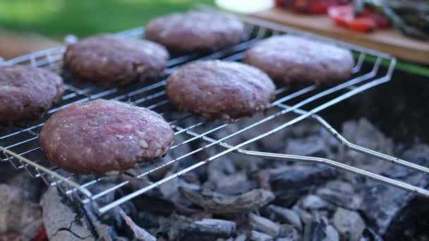 Carne Hamburguesas Chuletas Están Asando Parrilla Barbacoa Carbón — Vídeo de stock
