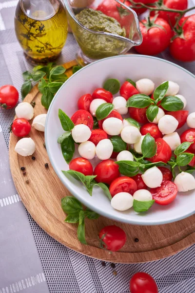 Caprese Salat Mini Mozzarella Glasschüssel Tomaten Und Basilikum — Stockfoto