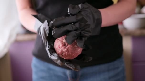 Donna Chef Guanti Neri Prepara Costolette Cucina Domestica — Video Stock