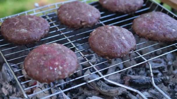 Köttburgare Kotletter Rostas Träkol Grill — Stockvideo