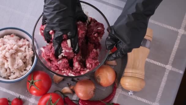 用洋葱和调味料揉碎的肉在玻璃碗里揉碎 — 图库视频影像