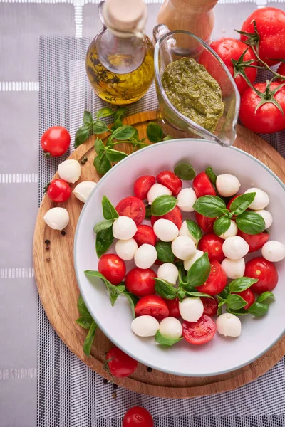 Caprese Salat Mini Mozzarella Glasschüssel Tomaten Und Basilikum — Stockfoto