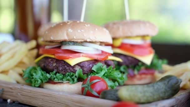 Cheeseburgeri Serviți Cartofi Prăjiți Placă Aer Liber — Videoclip de stoc