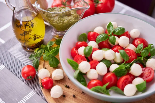 Salade Caprese Mini Fromage Mozzarella Dans Bol Verre Tomate Basilic — Photo