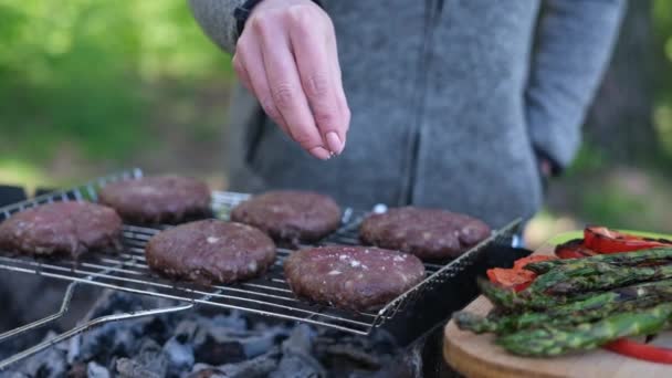 Solení Hovězích Burgerů Kotlety Pečené Grilu Dřevěném Uhlí — Stock video