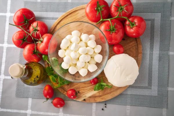 Zutaten Für Caprese Salat Mini Mozzarella Glasschüssel Tomaten Und Basilikum — Stockfoto