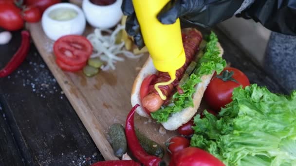 Hacer Hotdog Mujer Vertiendo Salsa Mostaza Salchichas Parrilla — Vídeos de Stock