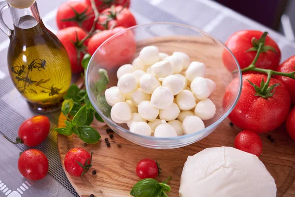 Zutaten Für Caprese Salat Mini Mozzarella Glasschüssel Tomaten Und Basilikum — Stockfoto
