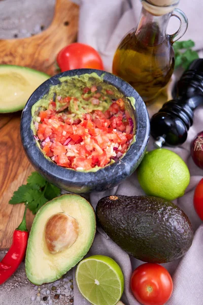 Facendo Guacamole Avocado Schiacciato Malta Marmo Ingredienti — Foto Stock