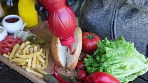 Making Hotdog Woman Pouring Ketchup Bun — Stock Video