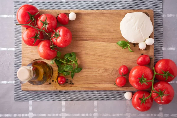 Ingredienser För Caprese Sallad Mini Mozzarella Ost Glasskål Tomat Och — Stockfoto