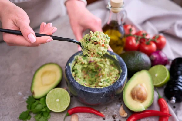 Fabrication Guacamole Femme Tenant Cuillère Avec Des Ingrédients Hachés Mélangés — Photo