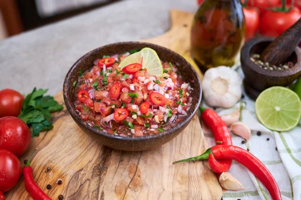 Salsa Salsa Recién Hecha Ajo Picado Tomates Cebolla Tazón Madera — Foto de Stock