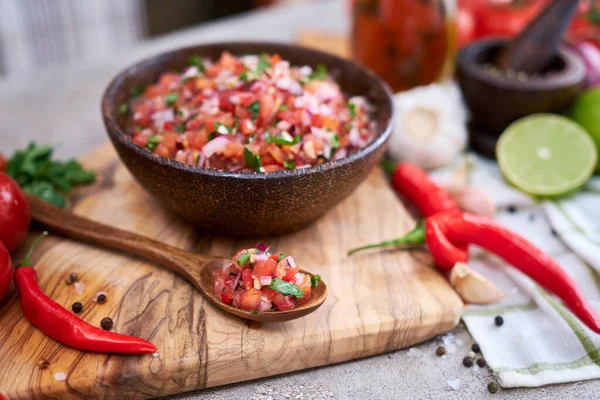 Salsa Salsa Recién Hecha Ajo Picado Tomates Cebolla Tazón Madera — Foto de Stock