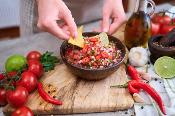 Mártogatja Nacho Chip Frissen Készült Salsa Mártással — Stock Fotó