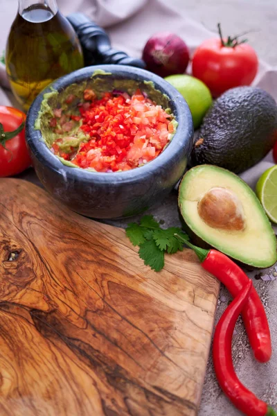 Facendo Guacamole Avocado Schiacciato Malta Marmo Ingredienti — Foto Stock