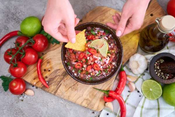 Mártogatja Nacho Chip Frissen Készült Salsa Mártással — Stock Fotó