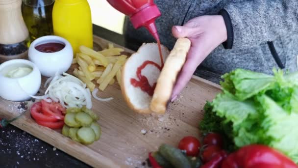 Hotdog Maken Vrouw Gieten Ketchup Broodje — Stockvideo