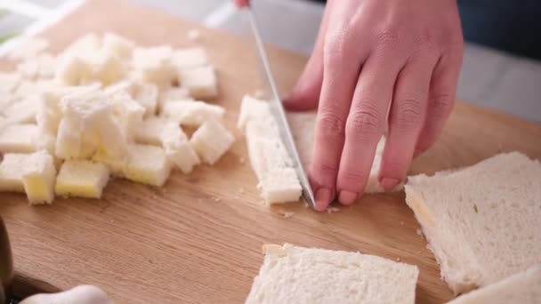 Vaření Císařského Salátu Krutony Krájením Toast Chleba — Stock video