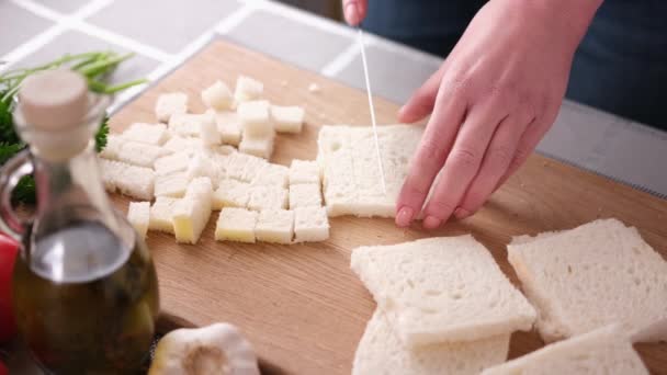 Vaření Císařského Salátu Krutony Krájením Toast Chleba — Stock video