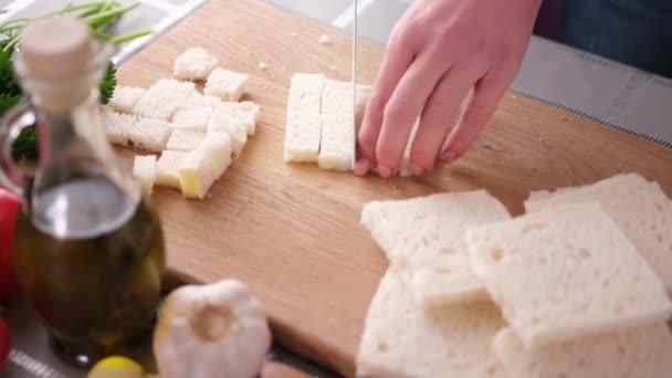 Vaření Císařského Salátu Krutony Krájením Toast Chleba — Stock video