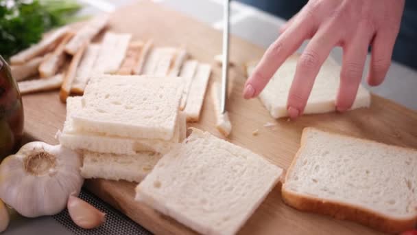 切土司面包制成凯撒色拉面包 — 图库视频影像
