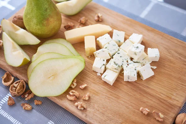 Queso Azul Rodajas Peras Nueces Sobre Tabla Madera —  Fotos de Stock