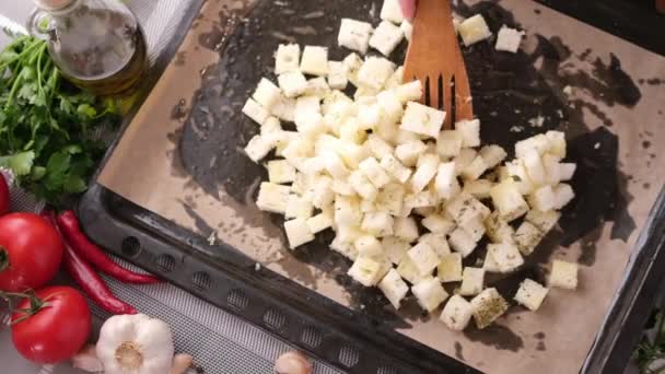 制作凯撒色拉面包 在烤盘中混合切片吐司面包和辣椒酱 — 图库视频影像