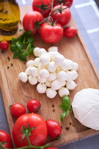 カプレーゼサラダの材料 ガラスボウルにミニモッツァレラチーズ トマトとバジル — ストック写真