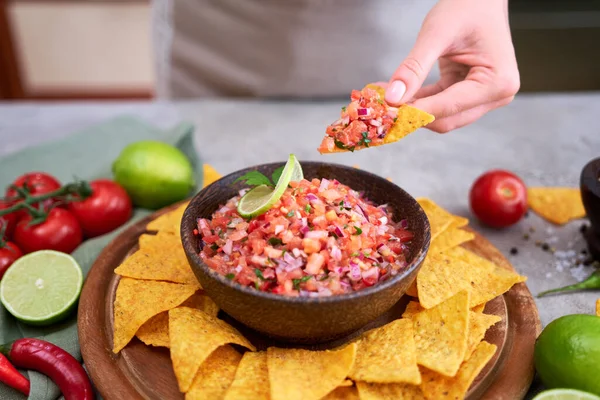 Frissen Készített Salsa Szósz Mártással Nacho Chipsszel Táblán — Stock Fotó
