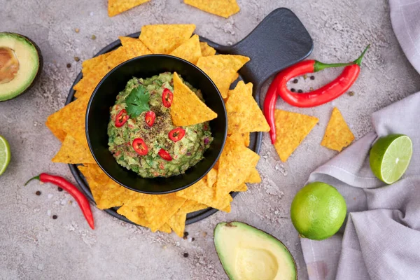 Guacamole Dip Met Tortilla Chips Nacho Zwart Serveerbord — Stockfoto