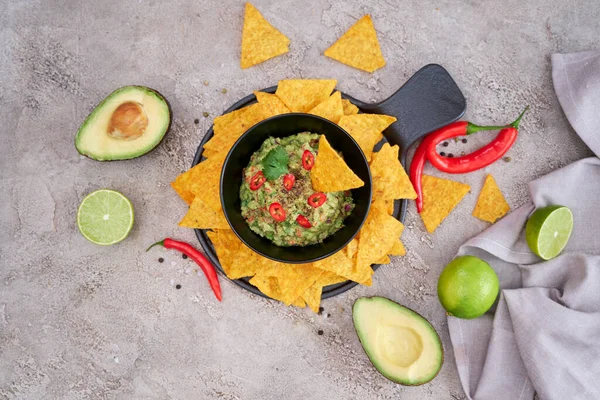 Guacamole Mártogatós Tortilla Chips Vagy Nachos Fekete Tálalóasztalon — Stock Fotó