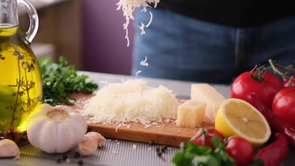 Frau Gießt Geriebenen Parmesan Häuslicher Küche Auf Holzbrett — Stockvideo