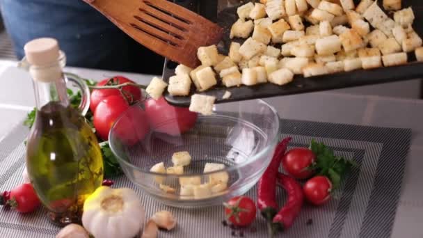 Caesarsalade Maken Broodcroutons Van Bakplaat Tot Glazen Kom Gieten — Stockvideo