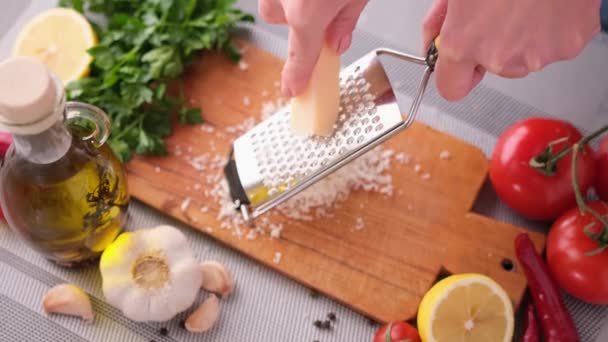 Grille Femme Parmesan Fromage Pour Cuisine Domestique — Video