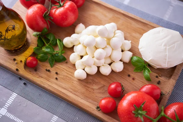 Zutaten Für Caprese Salat Mini Mozzarella Glasschüssel Tomaten Und Basilikum — Stockfoto