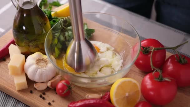 Caesar Salatsoße Zubereiten Eigelb Glasschüssel Mit Mixer Mischen — Stockvideo
