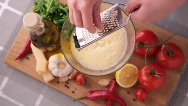 Caesar Saladesaus Maken Vrouw Voegt Geraspte Knoflook Toe Aan Glazen — Stockvideo