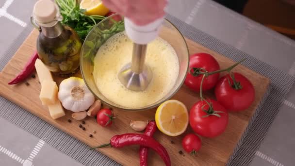 制作凯撒色拉酱 用搅拌机在玻璃碗中搅拌蛋黄 — 图库视频影像
