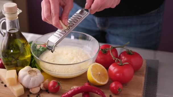 Sezar Salatası Sosu Yapıyor Kadın Cam Kaseye Rendelenmiş Sarımsak Ekliyor — Stok video