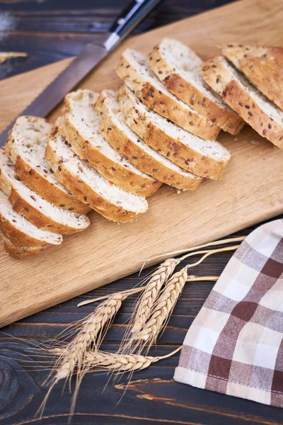 Frisch Geschnittenes Brot Auf Holzschneidebrett Küchentisch — Stockfoto