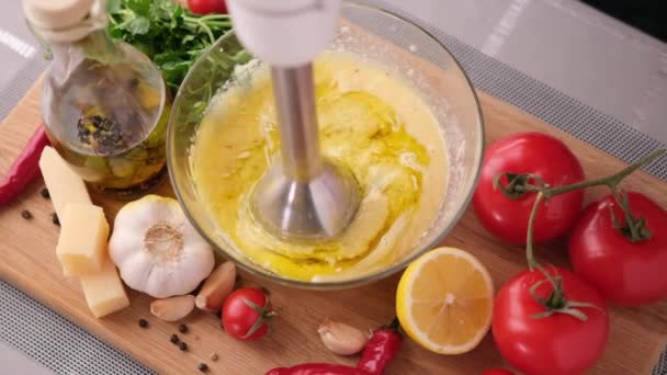 制作凯撒色拉酱 用搅拌机在玻璃碗中搅拌烤意大利乳酪和橄榄油 — 图库视频影像