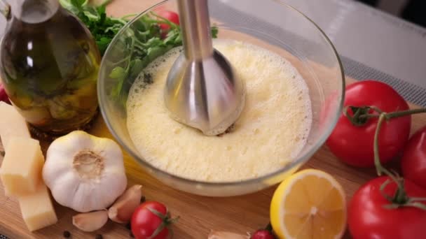 制作凯撒色拉酱 用搅拌机在玻璃碗中搅拌蛋黄 — 图库视频影像