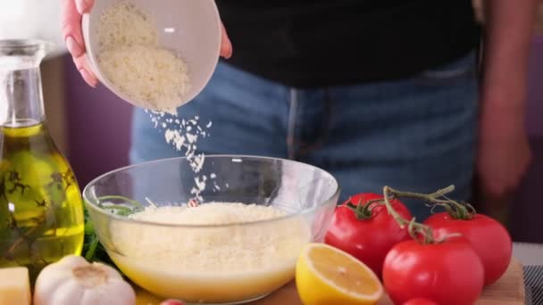 Fazendo Molho Salada Caesar Mulher Adicionando Queijo Parmesão Ralado Tigela — Vídeo de Stock