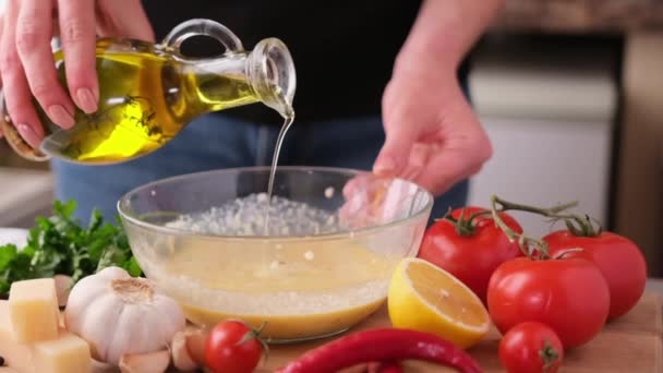 Fazendo Molho Salada Caesar Adicionando Azeite Tigela Vidro — Vídeo de Stock