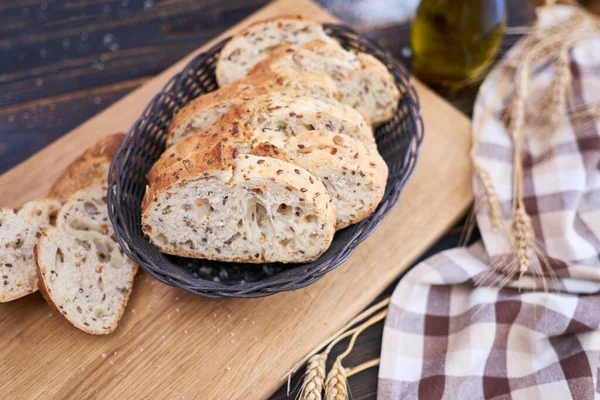 Pan Fresco Rodajas Tabla Cortar Madera Mesa Cocina —  Fotos de Stock